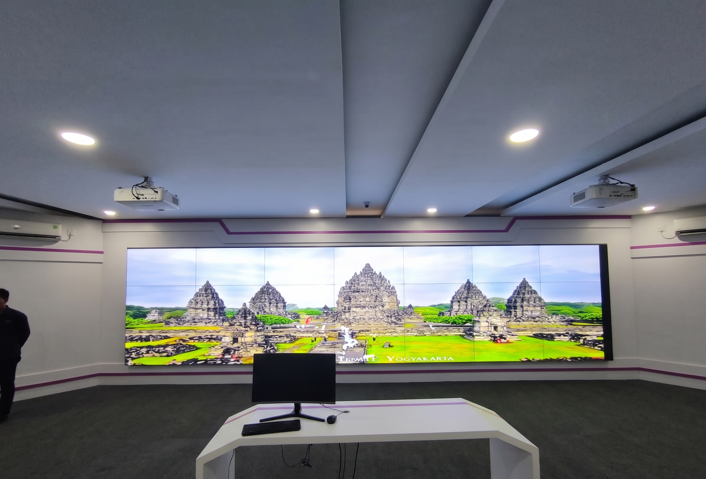 Samsung Videowall installation view 1